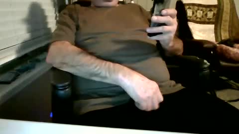 Snapshot of hottop_1981 chatting on February 25, 2:47 am Hottop 1981 online show from February 25, 2:47 am