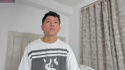 Snapshot of iamjulian_ chatting on December 28, 11:09 am Juliiiiian online show from December 28, 11:09 am