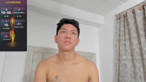 Snapshot of iamjulian_ chatting on December 19, 11:07 am Juliiiiian online show from December 19, 11:07 am
