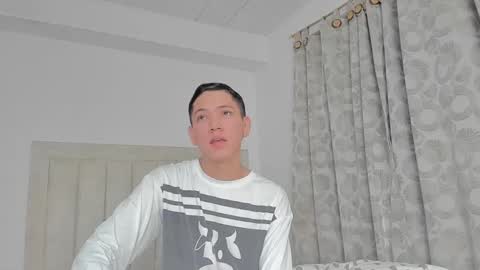 Snapshot of iamjulian_ chatting on February 13, 11:17 am Juliiiiian online show from February 13, 11:17 am