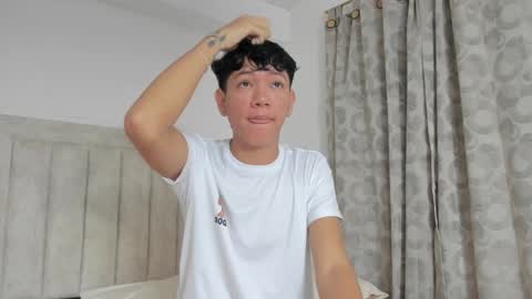 Snapshot of iamjulian_ chatting on December 6, 10:49 am Juliiiiian online show from December 6, 10:49 am