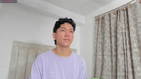 Snapshot of iamjulian_ chatting on December 22, 11:11 am Juliiiiian online show from December 22, 11:11 am