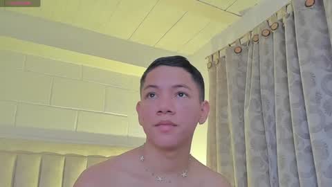 Snapshot of iamjulian_ chatting on February 5, 11:12 am Juliiiiian online show from February 5, 11:12 am