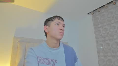 Snapshot of iamjulian_ chatting on March 8, 10:39 am Juliiiiian online show from March 8, 10:39 am