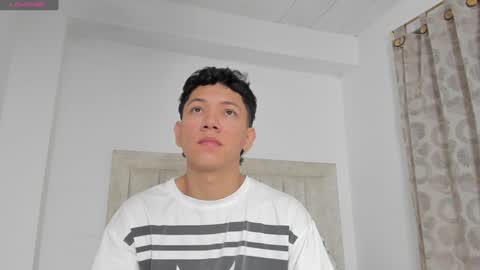 Snapshot of iamjulian_ chatting on December 29, 11:29 am Juliiiiian online show from December 29, 11:29 am