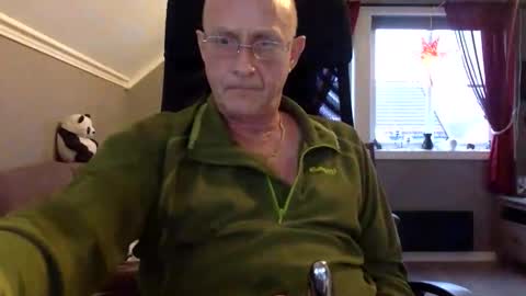 insignia20 online show from December 4, 12:01 pm