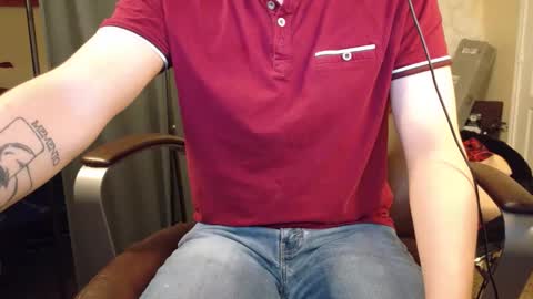 Snapshot of isaac_sheffield chatting on October 19, 10:18 am isaac online show from October 19, 10:18 am