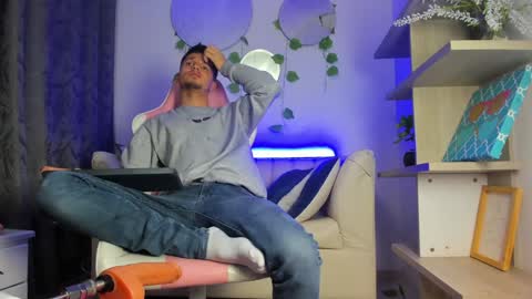 Snapshot of issac_james chatting on December 21, 5:25 am Issac online show from December 21, 5:25 am