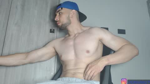 Snapshot of ivanhot279 chatting on January 21, 7:39 pm ivanhot279 online show from January 21, 7:39 pm