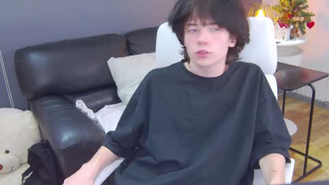 Snapshot of iwillfall_ chatting on December 18, 9:29 pm Maxim online show from December 18, 9:29 pm