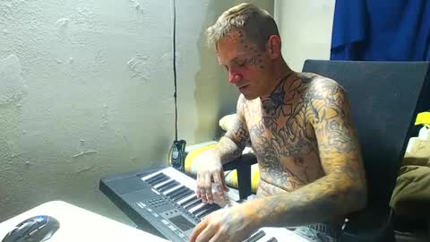 showingitoff online show from September 25, 6:01 am