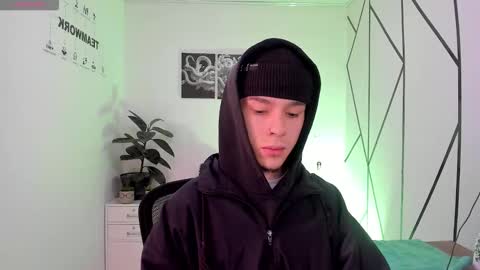 james_adamss_ online show from December 3, 12:33 pm