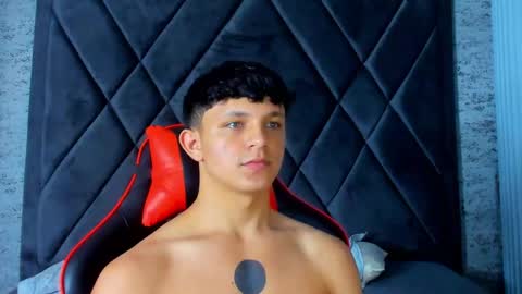 jamesgolden_ online show from March 4, 11:29 am