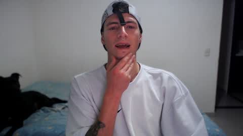 Snapshot of jamesss____ chatting on January 2, 2:00 am jamesss____ online show from January 2, 2:00 am