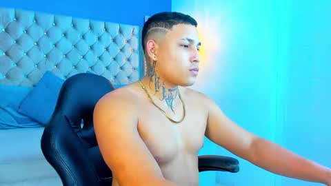 Snapshot of jdaniel_shellby chatting on November 2, 2:27 am jhon online show from November 2, 2:27 am