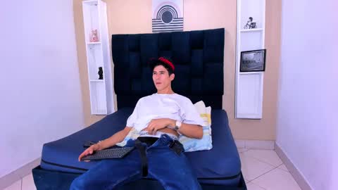 Snapshot of jhonn_rhyss chatting on February 16, 10:54 pm Jhon online show from February 16, 10:54 pm