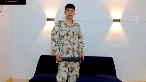 john_ssnow29 online show from December 4, 1:40 pm