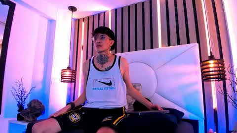 johnsonisaac94  online show from September 26, 1:36 am