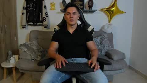 julian_wallace online show from October 4, 6:24 pm