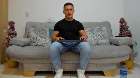 julian_wallace online show from December 19, 2:23 am