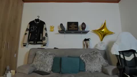 julian_wallace online show from October 5, 8:24 pm