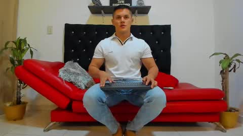 julian_wallace online show from February 14, 11:10 pm