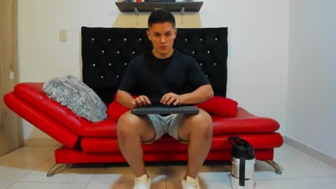 julian_wallace online show from February 23, 7:14 pm