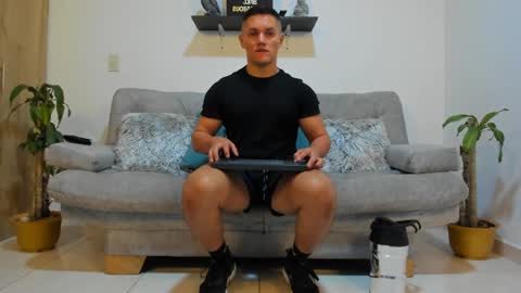 julian_wallace online show from January 22, 4:12 pm