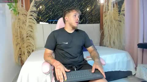 keane_lee_ online show from March 21, 12:09 pm