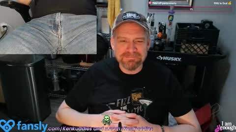 Snapshot of kenkuddles chatting on December 10, 1:07 am Ken Kuddles online show from December 10, 1:07 am