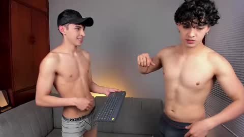 Snapshot of kens_boys chatting on February 1, 3:30 am Jeronimo y Felipe online show from February 1, 3:30 am