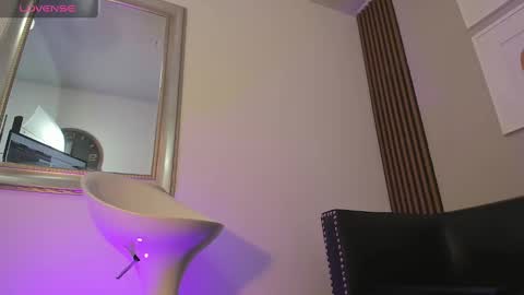 Snapshot of kevinn_blue chatting on October 21, 9:06 pm Sexy Hot Kevin online show from October 21, 9:06 pm