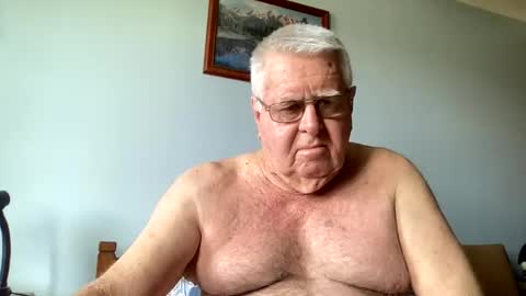 Snapshot of knights2001 chatting on December 4, 4:21 am Aussiedude online show from December 4, 4:21 am