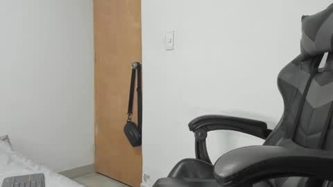 Snapshot of leo_jones389 chatting on October 5, 1:53 am Leo Jones online show from October 5, 1:53 am