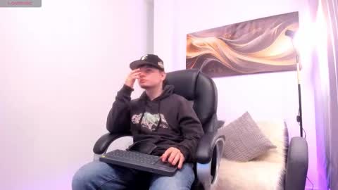 Leo  online show from November 25, 3:52 am