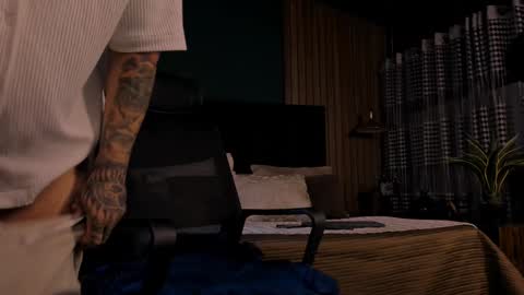 Snapshot of leosalvatore_ chatting on February 9, 3:43 am Leo Salvatore online show from February 9, 3:43 am