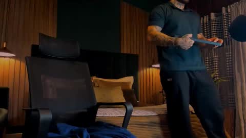 Snapshot of leosalvatore_ chatting on February 18, 3:42 am Leo Salvatore online show from February 18, 3:42 am