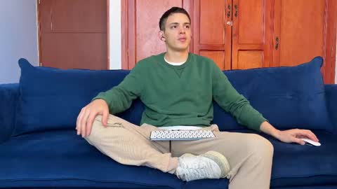 Snapshot of liam_enzho chatting on October 5, 1:04 pm Liam online show from October 5, 1:04 pm