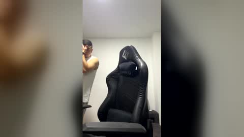 liam_jones10 online show from December 18, 6:20 am