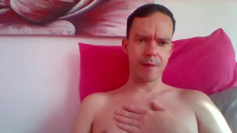 Snapshot of liamrosezn chatting on December 8, 5:29 am LiamRose online show from December 8, 5:29 am