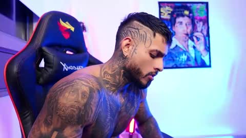 logan_hugh8 online show from October 16, 12:51 am