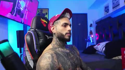 logan_hugh8 online show from February 4, 6:41 am