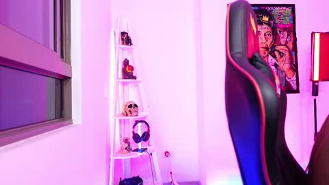 logan_hugh8 online show from October 18, 3:11 am