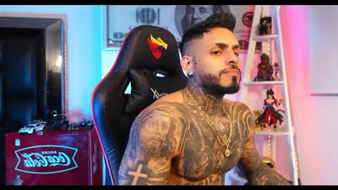 logan_hugh8 online show from February 24, 7:00 am