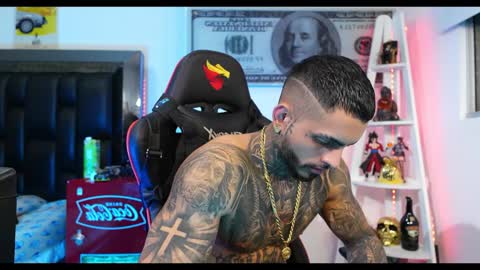 logan_hugh8 online show from December 13, 3:38 am