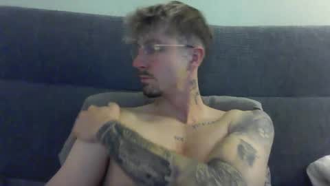 Snapshot of longschlong1997 chatting on October 25, 11:34 am longschlong1997 online show from October 25, 11:34 am