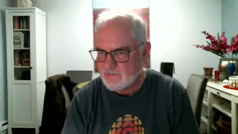 Snapshot of loop102 chatting on February 25, 3:52 am loop102 online show from February 25, 3:52 am