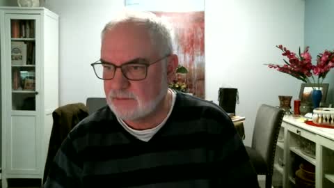 Snapshot of loop102 chatting on February 8, 6:22 pm loop102 online show from February 8, 6:22 pm