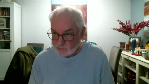 Snapshot of loop102 chatting on December 6, 12:56 am loop102 online show from December 6, 12:56 am