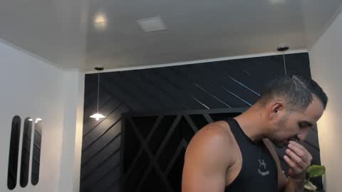  L O R E N Z O  Thumbs Up help  online show from January 11, 6:12 pm